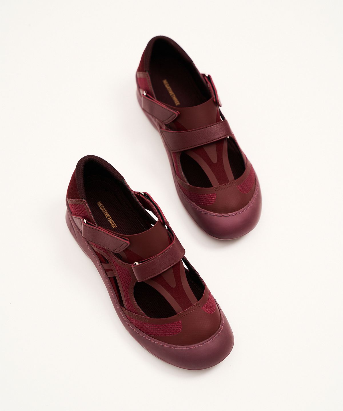 네거티브쓰리(NEGATIVETHREE) VERT ARC Sandals_Red Wine