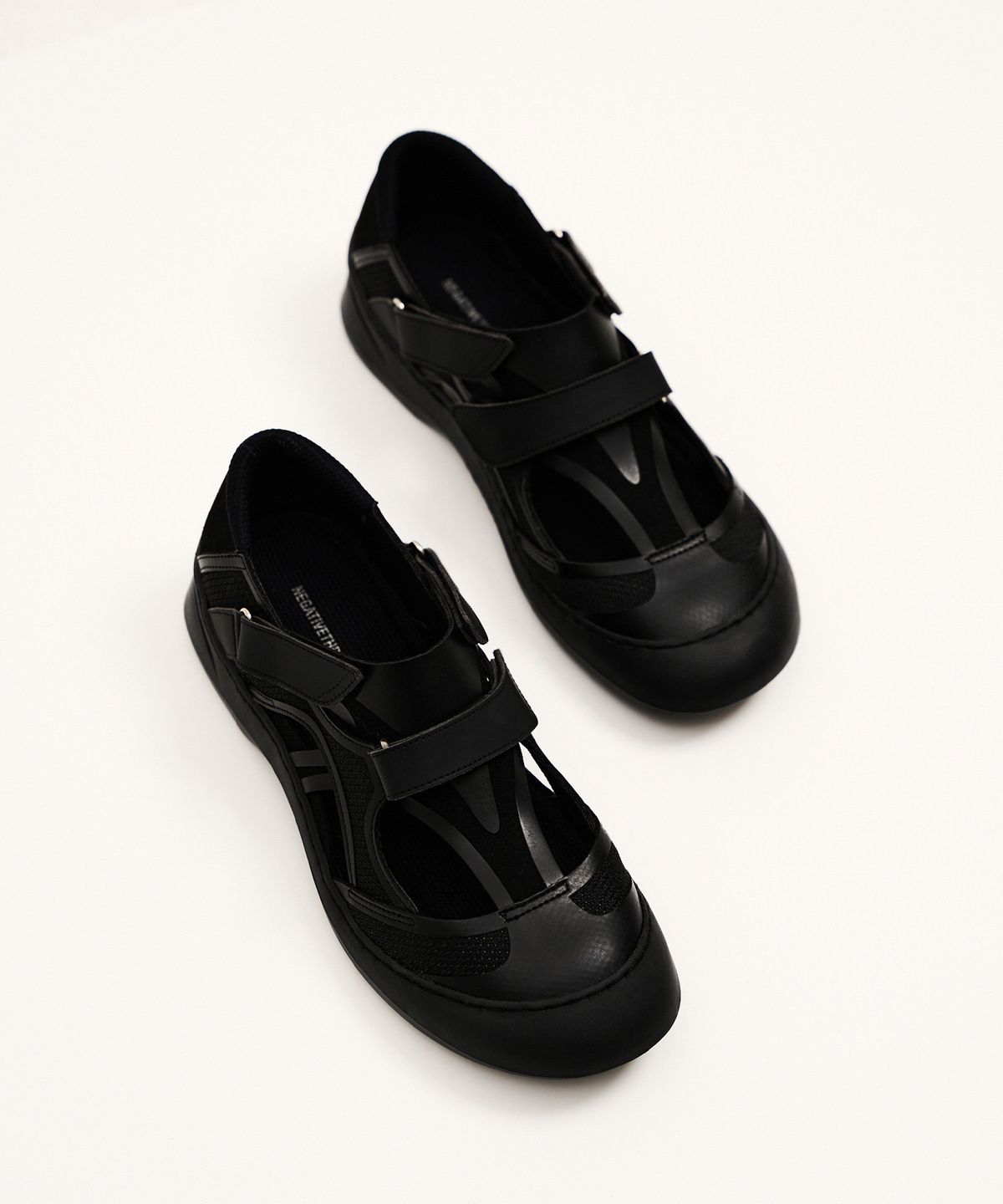 네거티브쓰리(NEGATIVETHREE) VERT ARC Sandals_Black