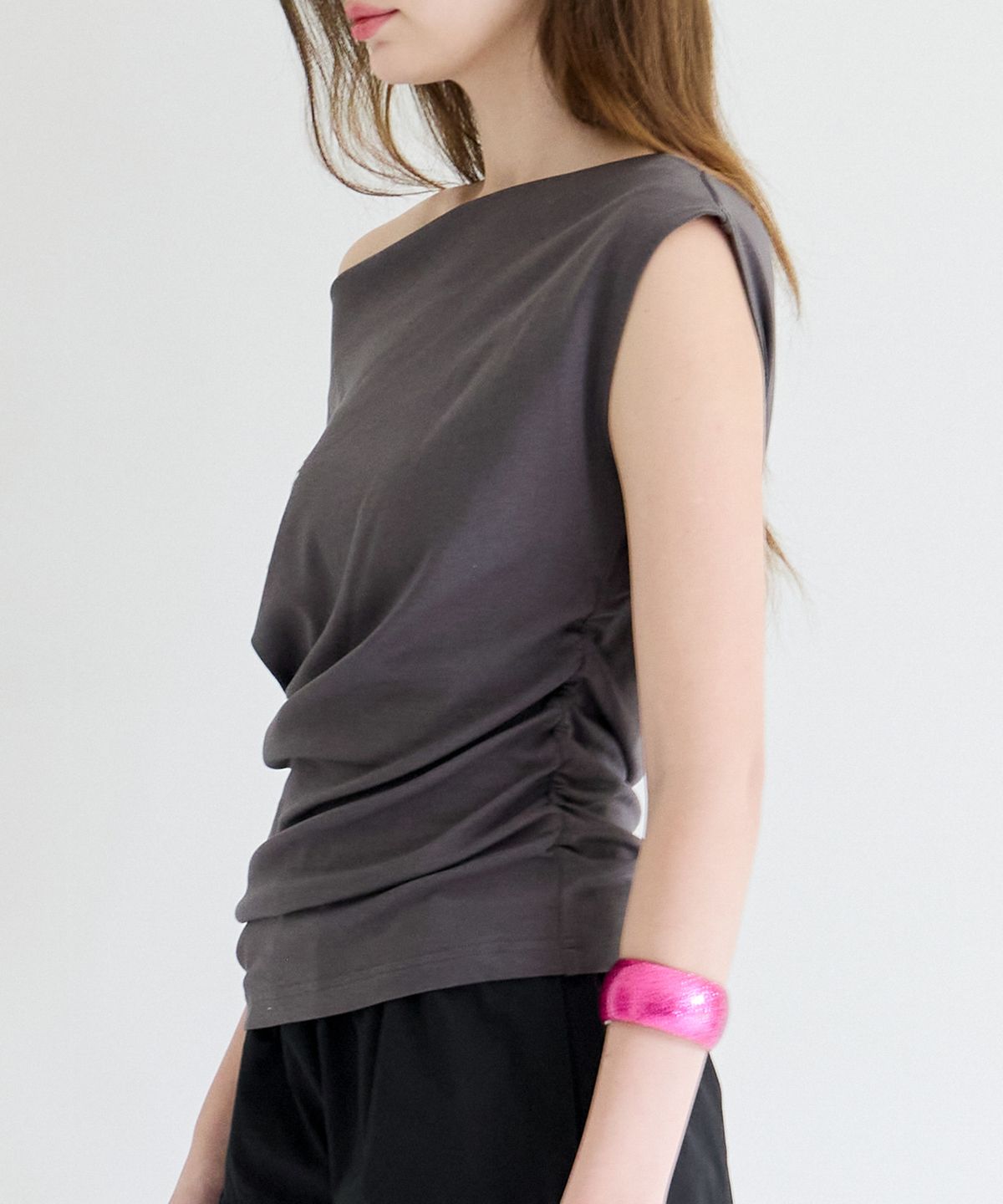 알키알카(ALKI ALKA) Studded Draped Top (Charcoal)