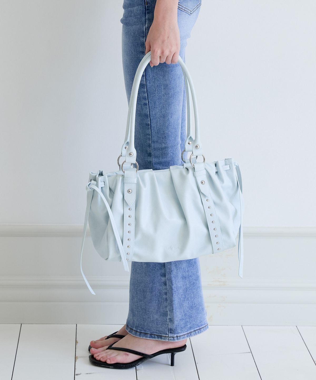 알키알카(ALKI ALKA) Studded Ruched Bag (Ice Blue)