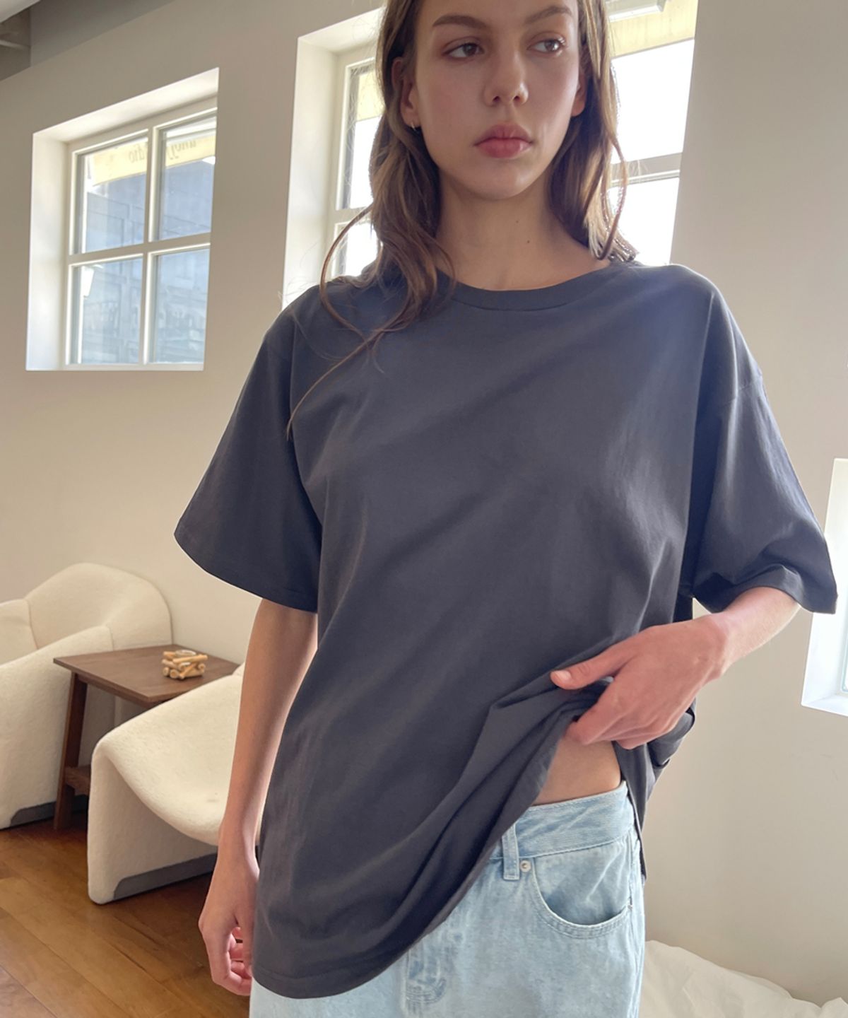 레이버러스(RAVEROUS) 릴렉스 심플 티셔츠_차콜