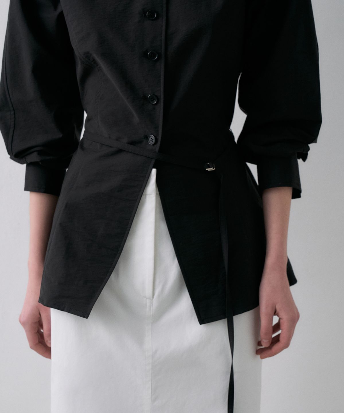 라메레이(LAMEREI) Hourglass V-Neck Blouse[LMBFSPSH316]-2color