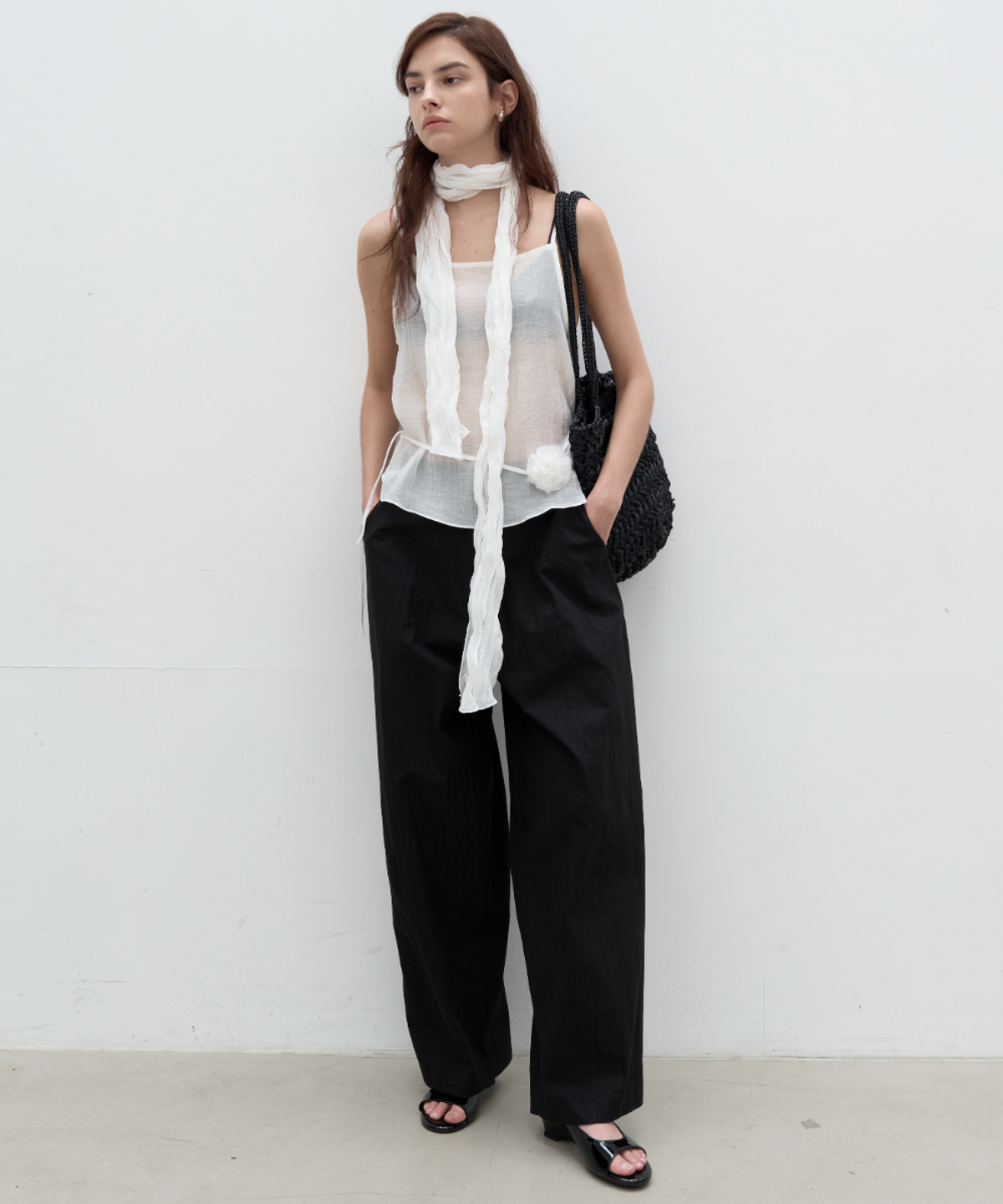 서란(SEORAN) Flower Sleeveless Blouse_White