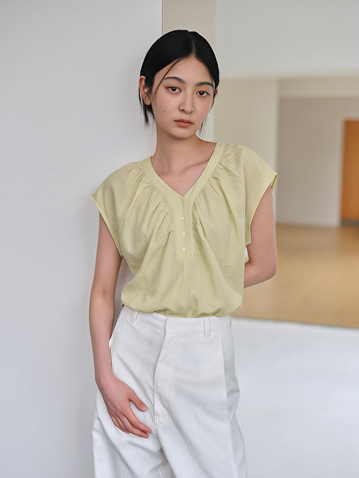 헌치(HUNCH) Shirring V-Neck Blouse (2color)