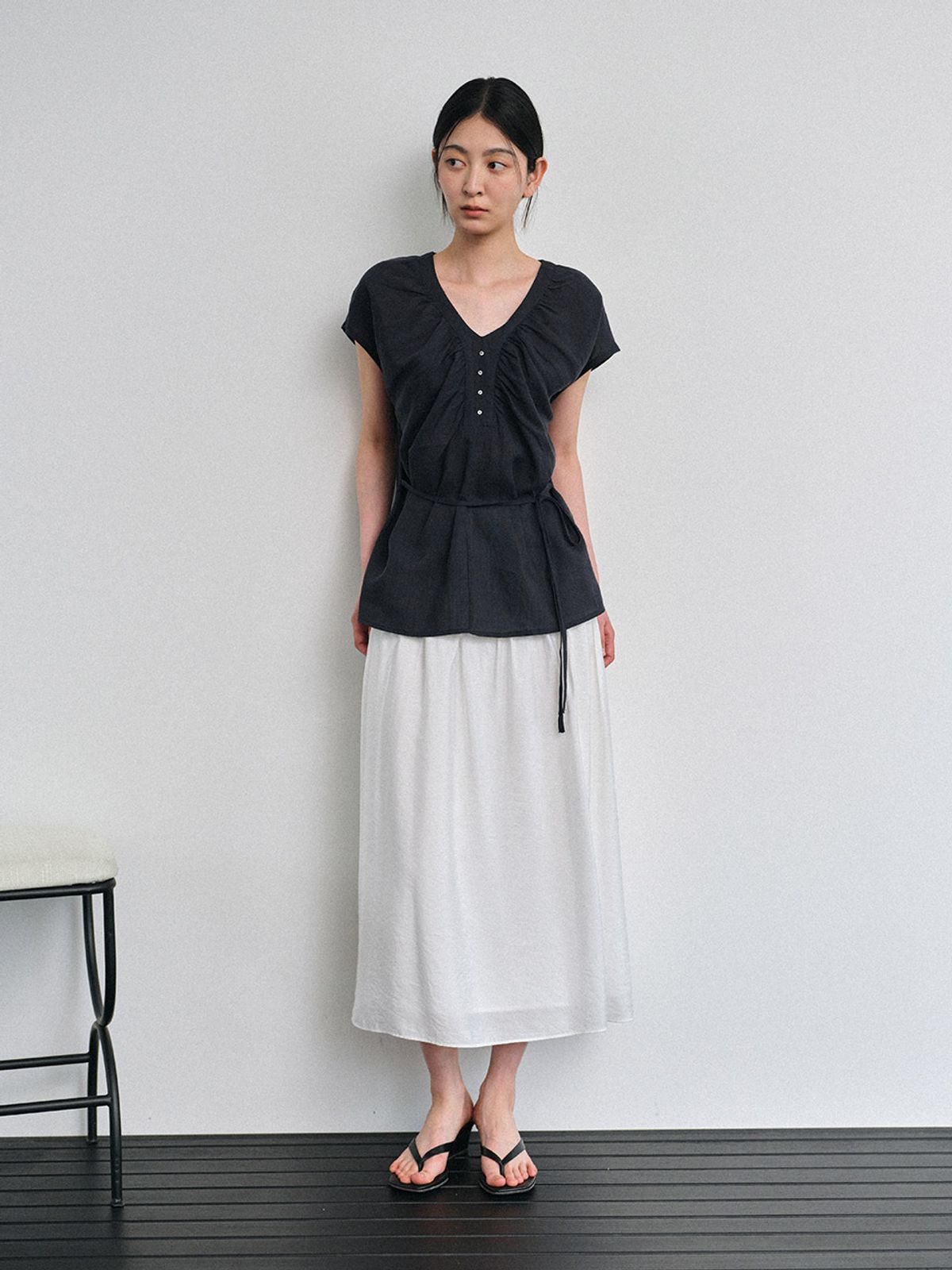 헌치(HUNCH) Shirring V-Neck Blouse (2color)