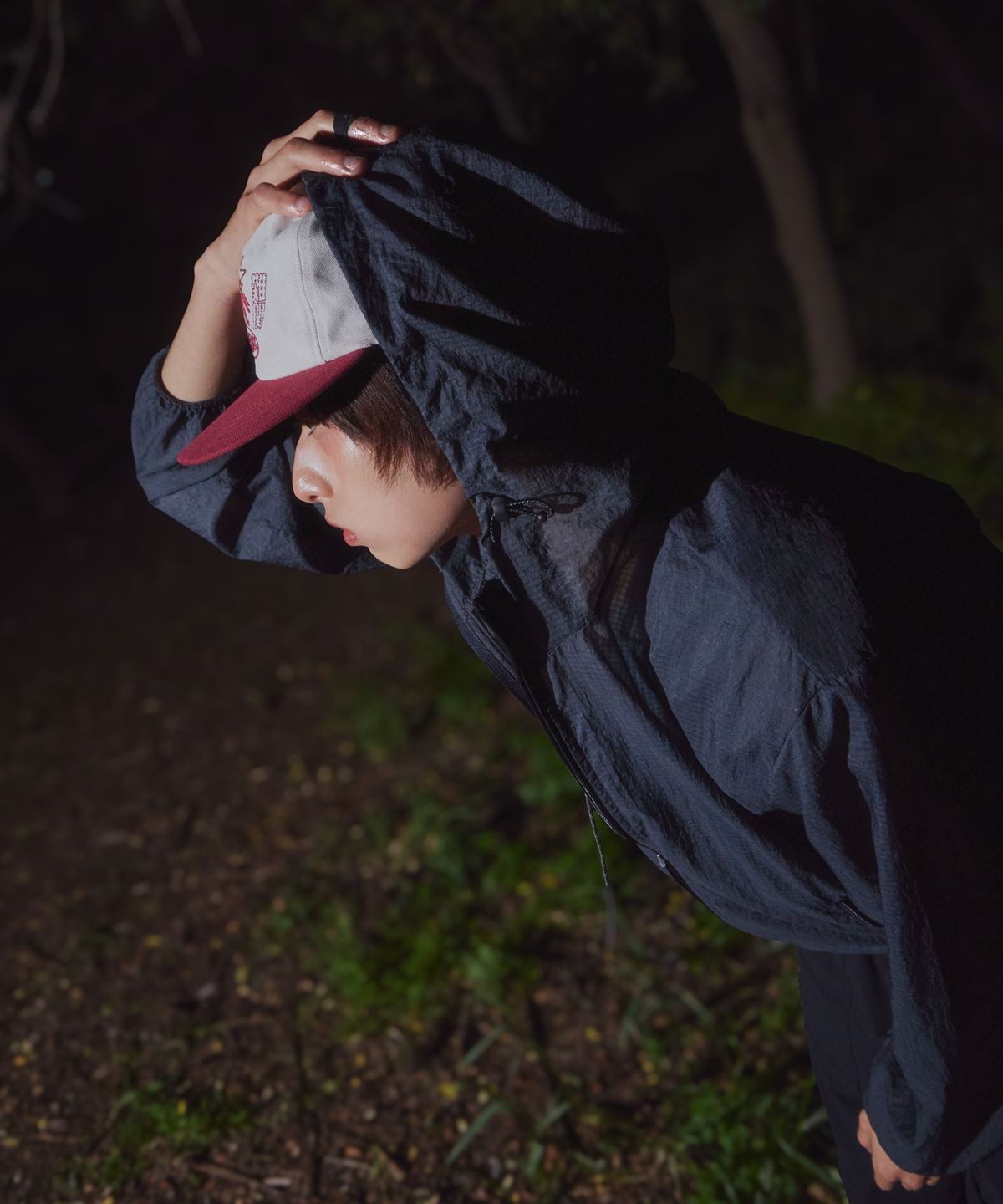 비터레인(VITTERAIN) 나일론 크롭 후드 윈드 자켓 딥 차콜