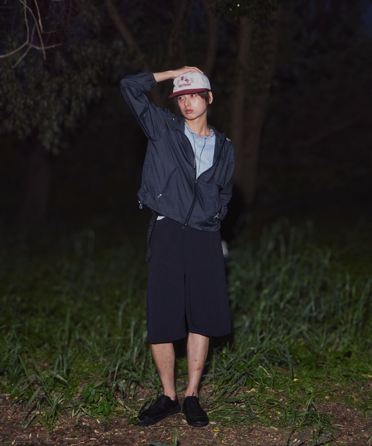 비터레인(VITTERAIN) 나일론 크롭 후드 윈드 자켓 딥 차콜