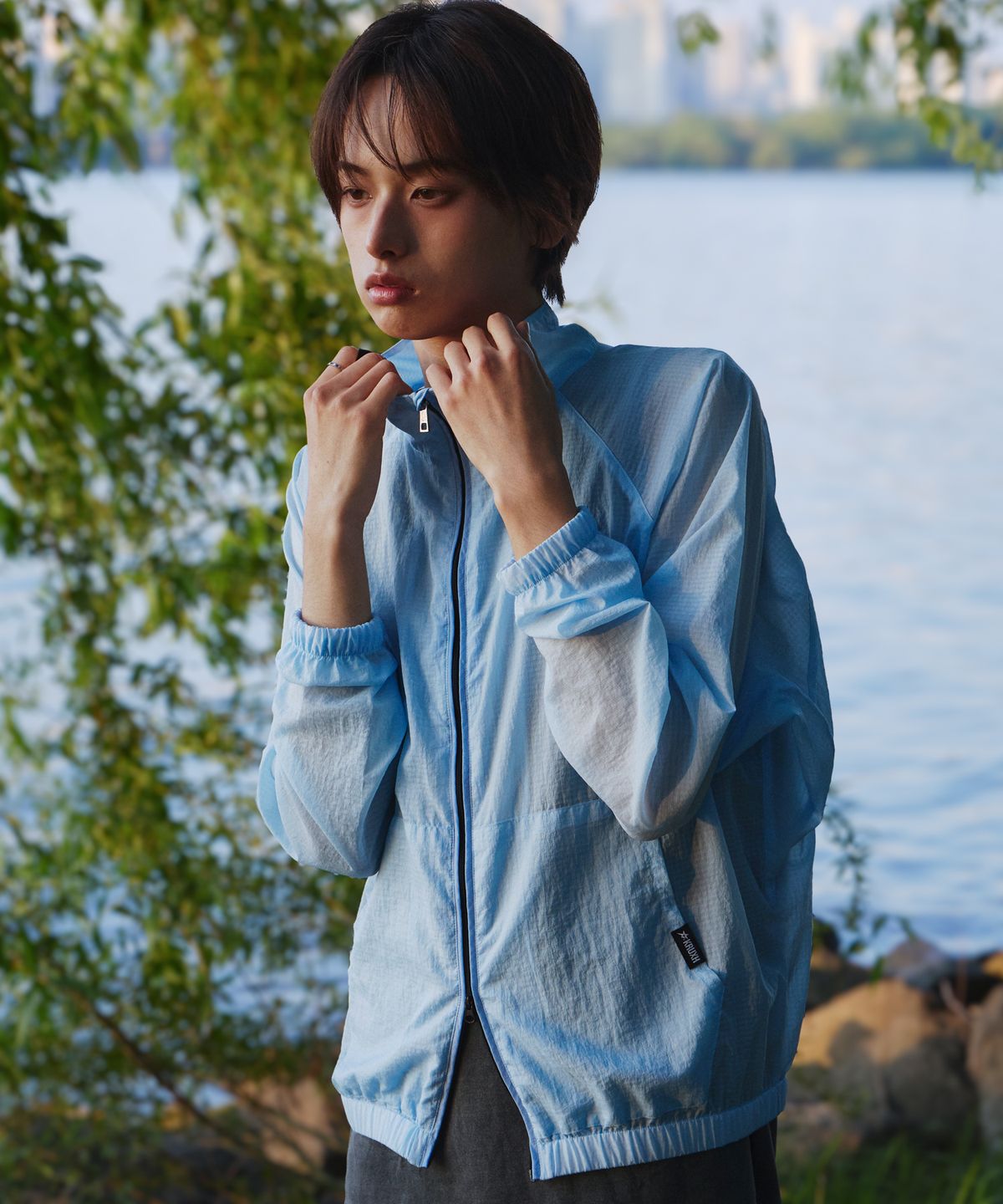 비터레인(VITTERAIN) 나일론 하이넥 윈드 집업 아이스 블루