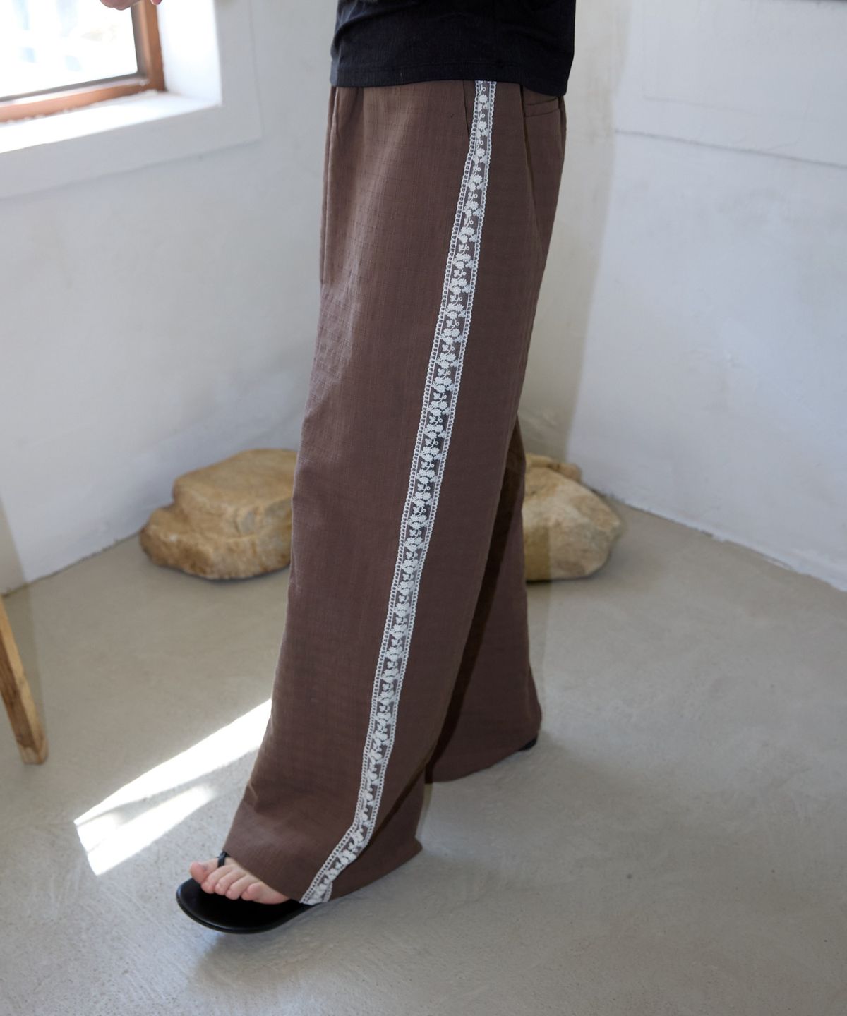 위오이(WIOE) Lacy Jacquard Banding Pants_Brown