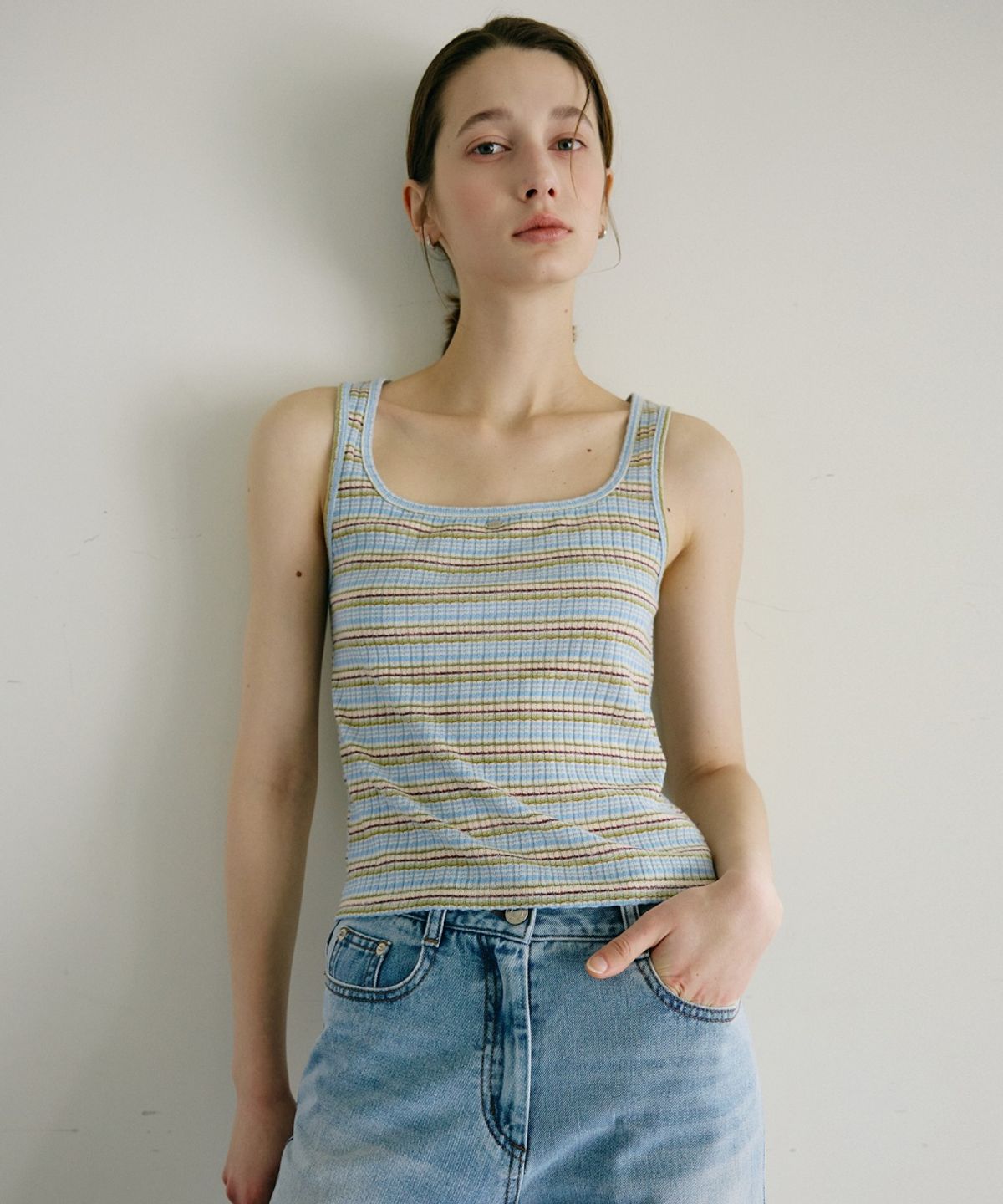 올리브 데 올리브(OLIVE DES OLIVE) U넥 스트라이프 골지 슬리브리스 OE6ME4370