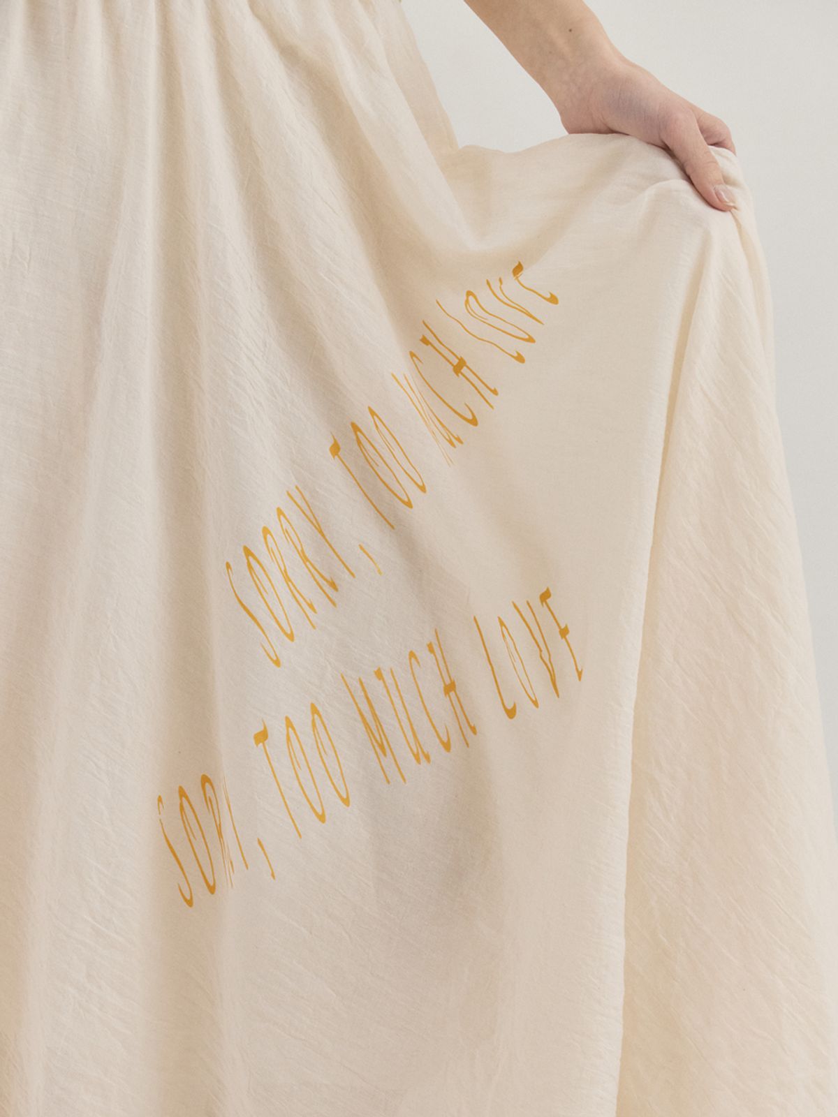 쏘리, 투 머치 러브(SORRY, TOO MUCH LOVE) Lightweight Crinkled Full Flair Skirt_Beige