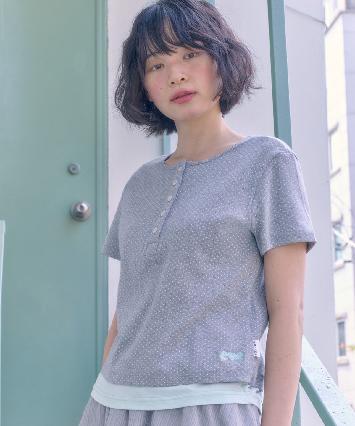 엠블러(AMBLER) Botton Dot Layered 자수 반팔 티셔츠 ACR703 (멜란지)