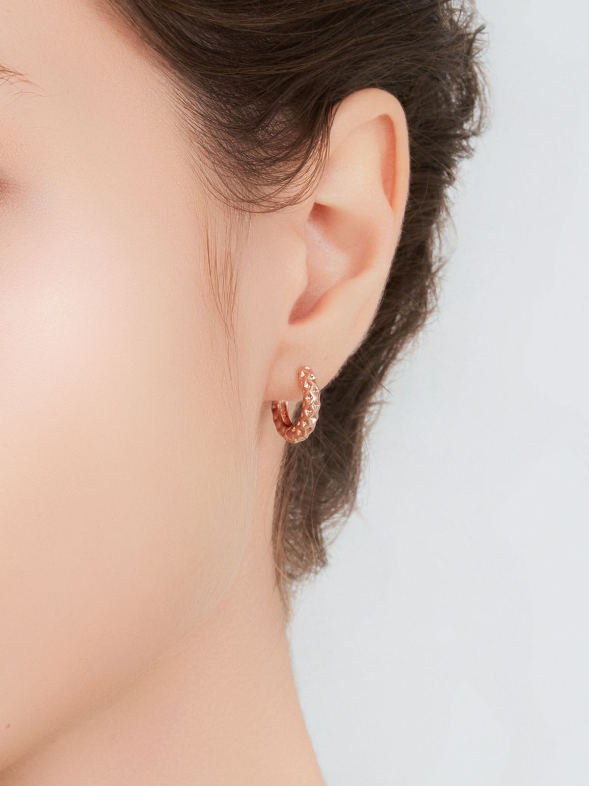 가이거주얼리(GEIGERJEWELRY) 18K GF 데일리 엠보 원터치 링 귀걸이 GI8KPEE095
