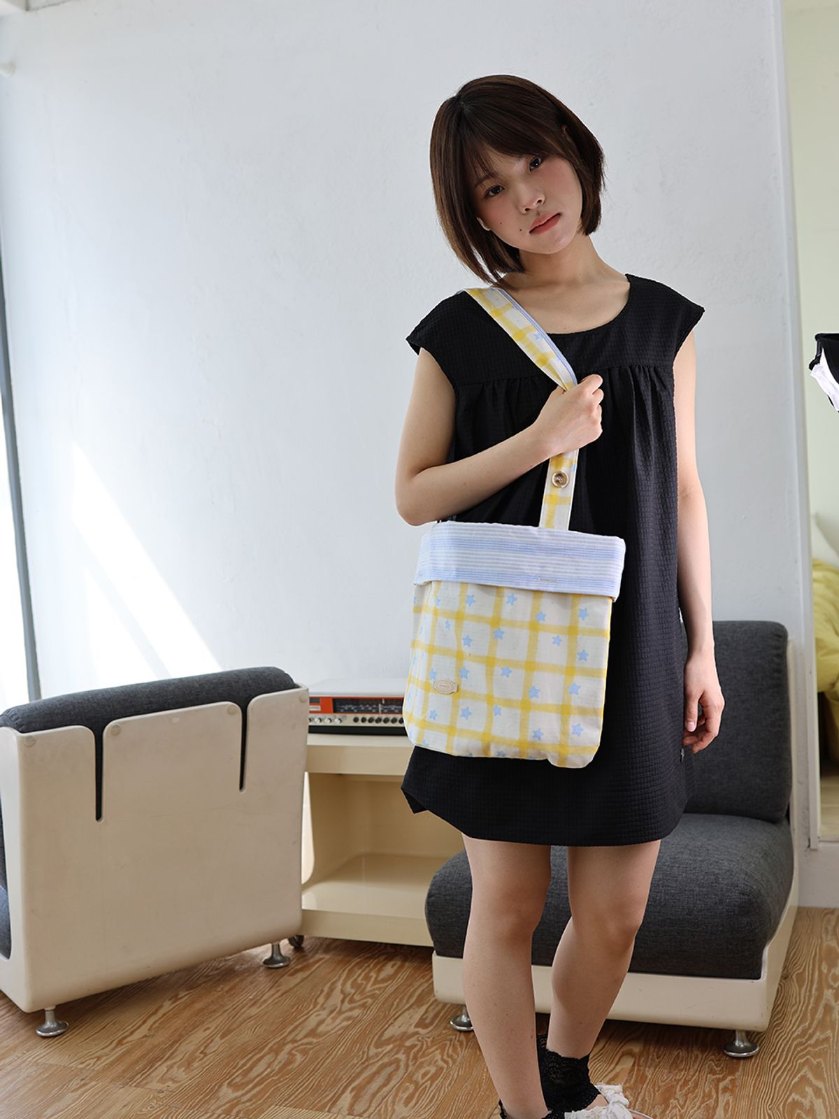 무음(MUWM) 플립 슬리브 리버시블 숄더백 Flip Sleeve Shoulder Bag (Yellow Sherbet)