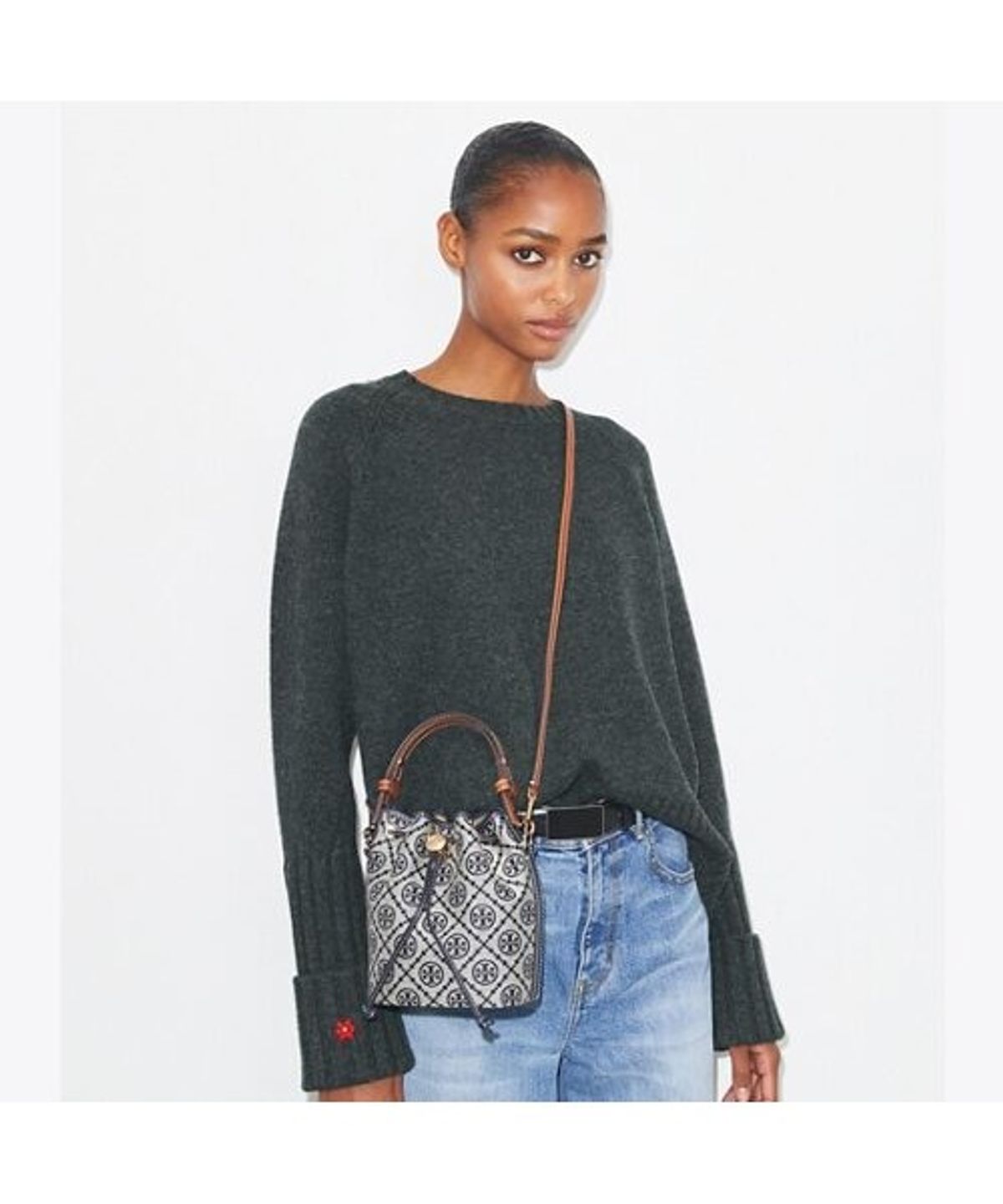 토리버치(TORYBURCH) 티 모노그램 미니 버킷 백 - 토리 네이비