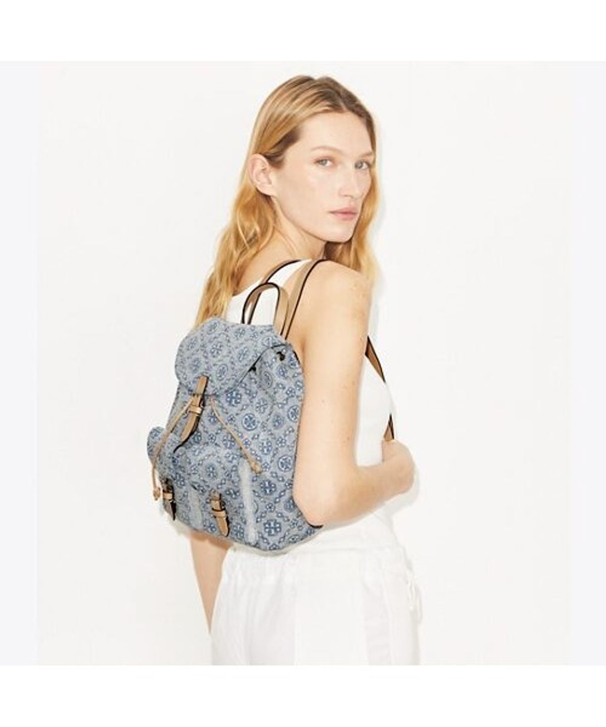 토리버치(TORYBURCH) 티 모노그램 데님 백팩 - 파우더 블루