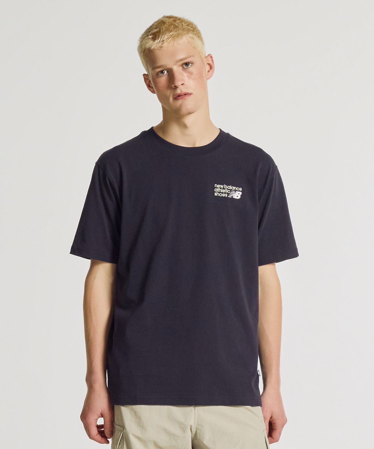 뉴발란스(NEW BALANCE) NBNEG32823 / UNI 에센셜 클래식 레터링 반팔티 (D/NAVY)