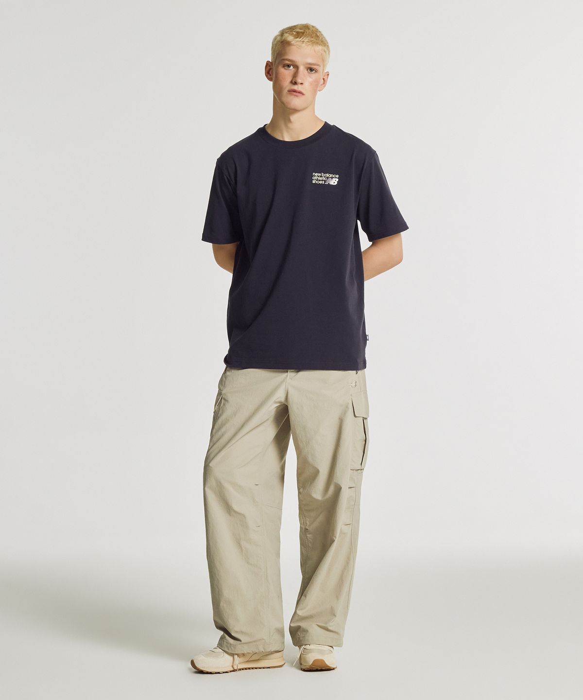 뉴발란스(NEW BALANCE) NBNEG32823 / UNI 에센셜 클래식 레터링 반팔티 (D/NAVY)