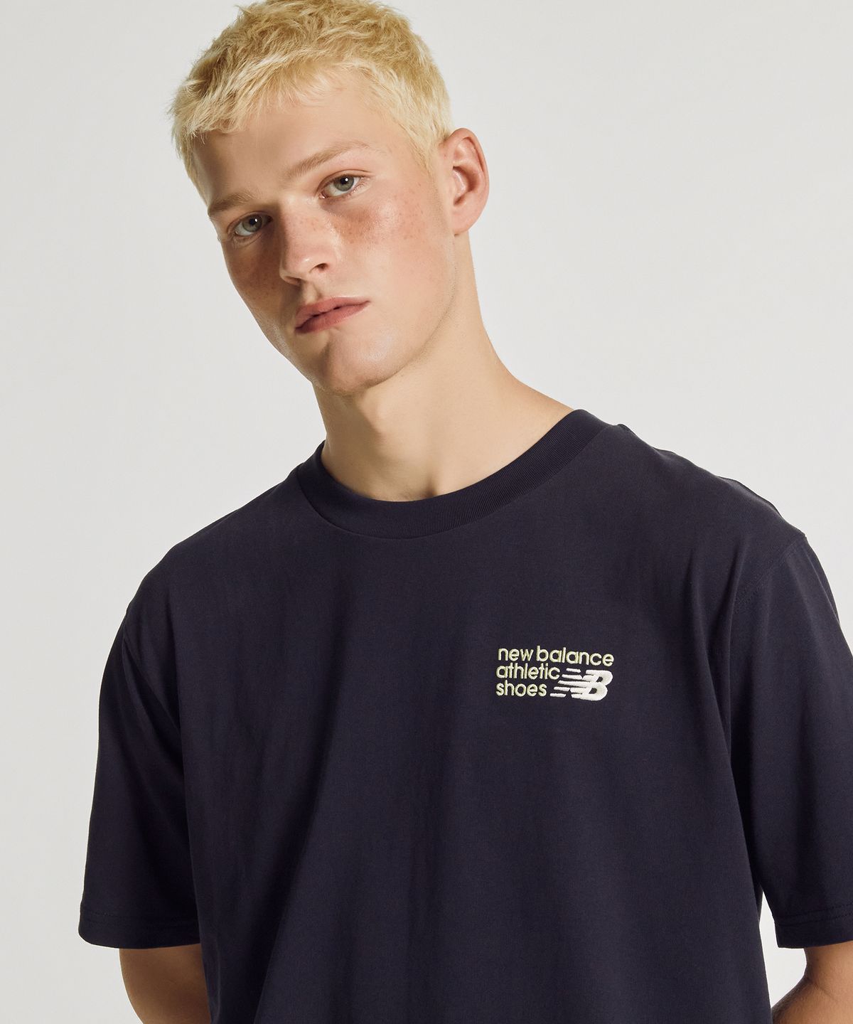 뉴발란스(NEW BALANCE) NBNEG32823 / UNI 에센셜 클래식 레터링 반팔티 (D/NAVY)