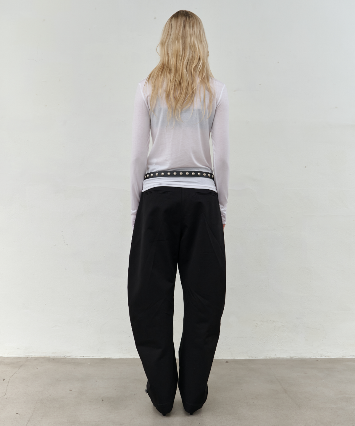 서란(SEORAN) Curved Chino Pants_Black