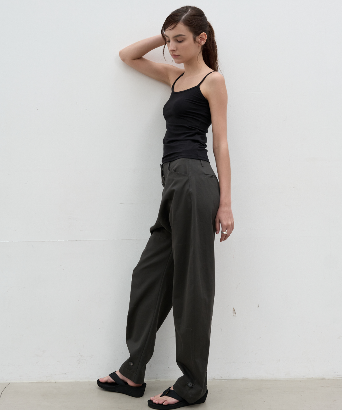서란(SEORAN) Curved Chino Pants_Chacoal