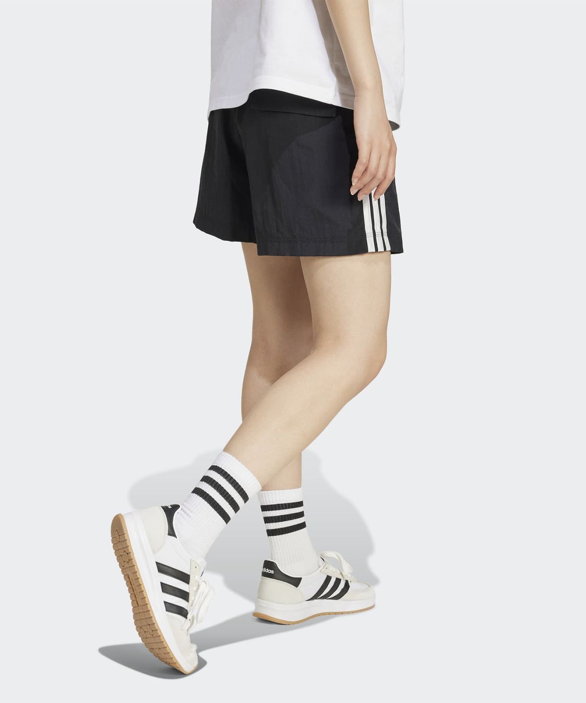 아디다스(ADIDAS) 에센셜 3-스트라이프 라이프스타일 우븐 숏 팬츠 - 블랙:화이트 / JE1309