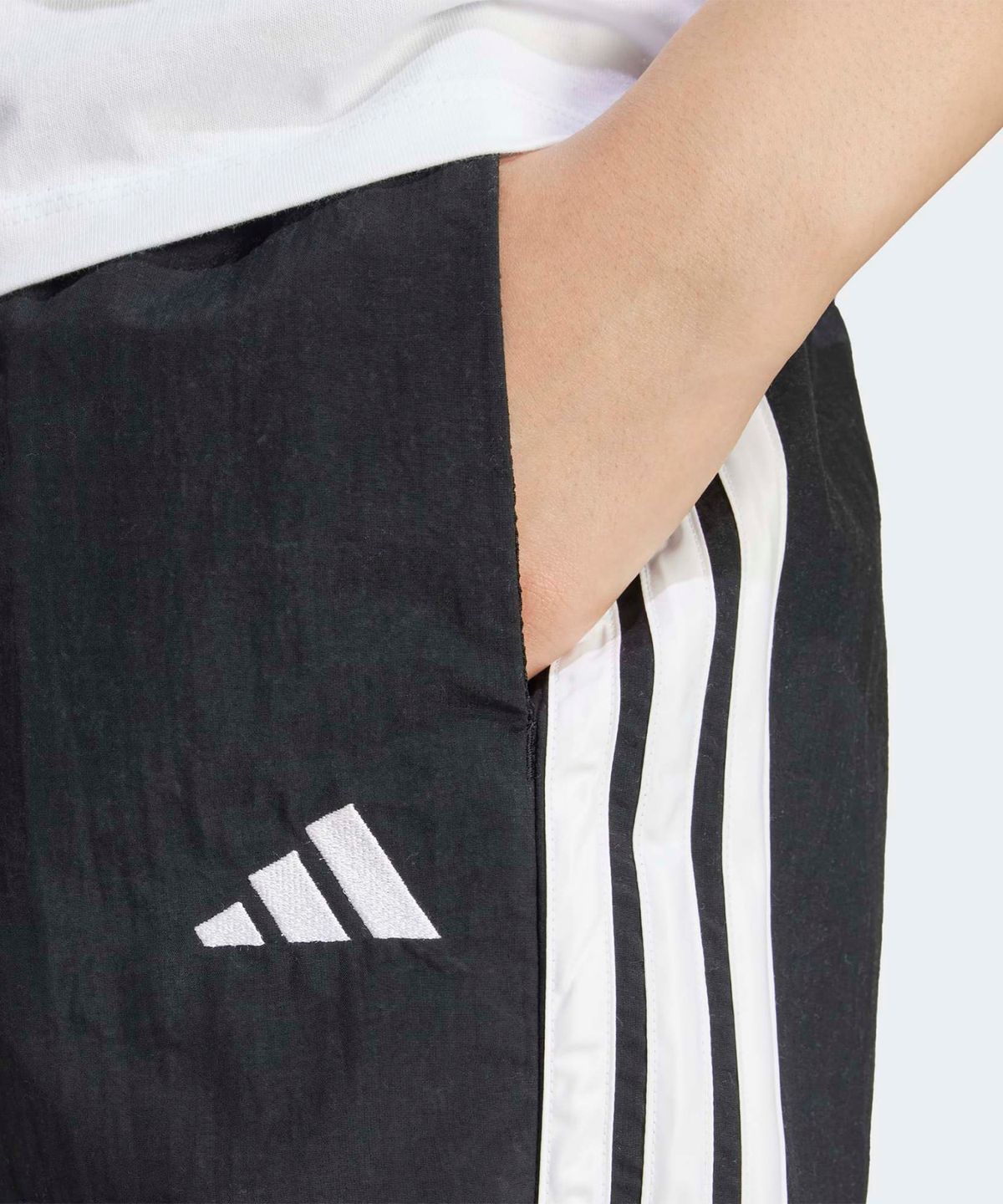 아디다스(ADIDAS) 에센셜 3-스트라이프 라이프스타일 우븐 숏 팬츠 - 블랙:화이트 / JE1309
