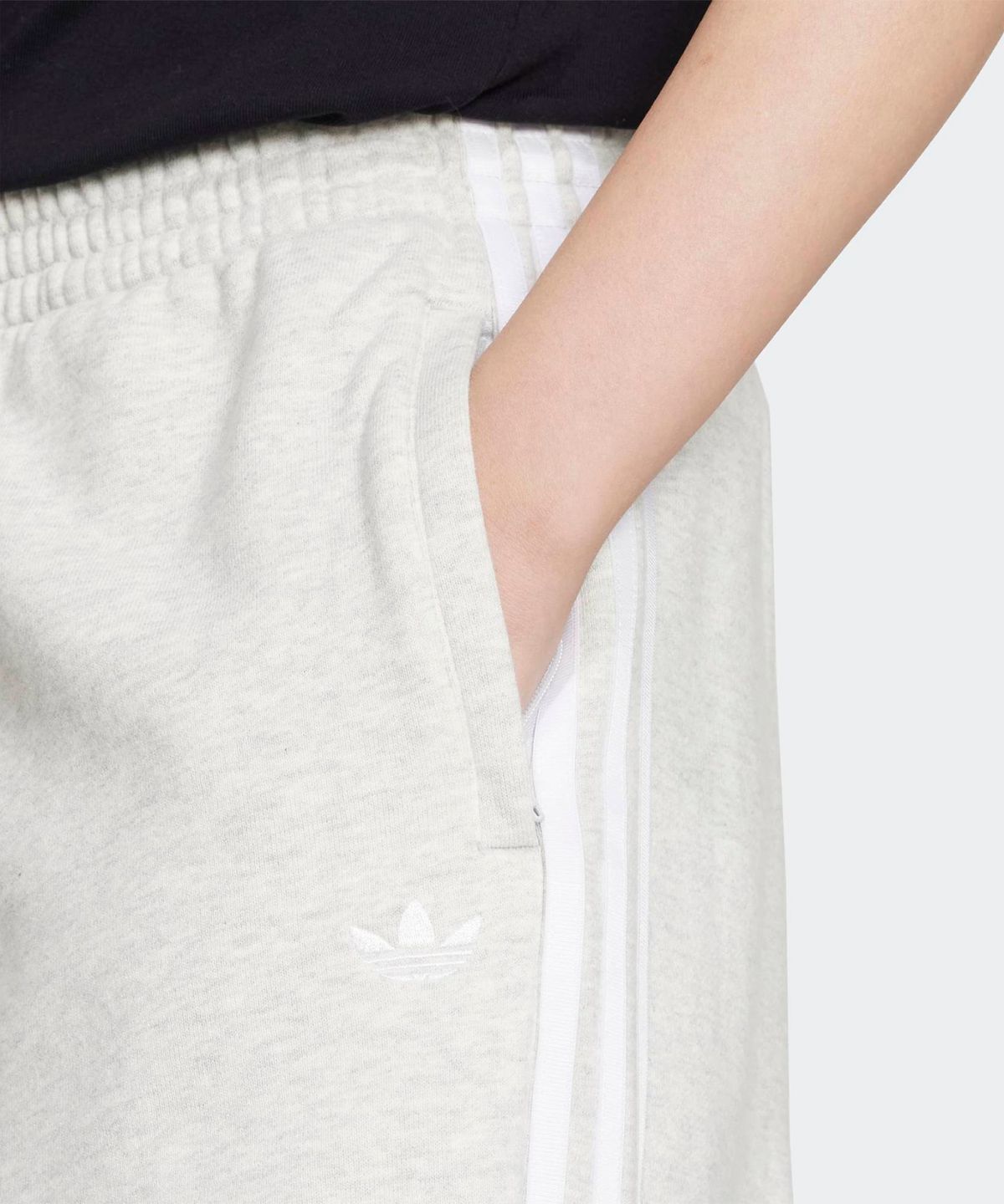 아디다스(ADIDAS) 디스트레스드 스웨트팬츠 - 그레이 / KC8822