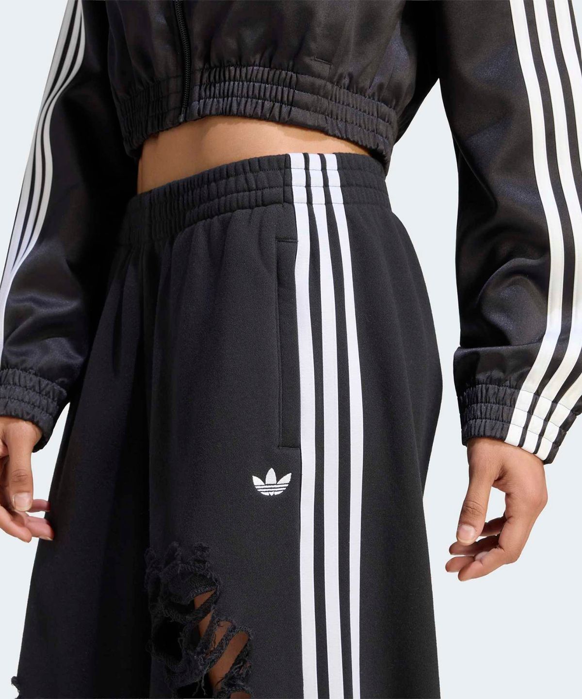 아디다스(ADIDAS) 디스트레스드 스웨트팬츠 - 블랙 / KW8254
