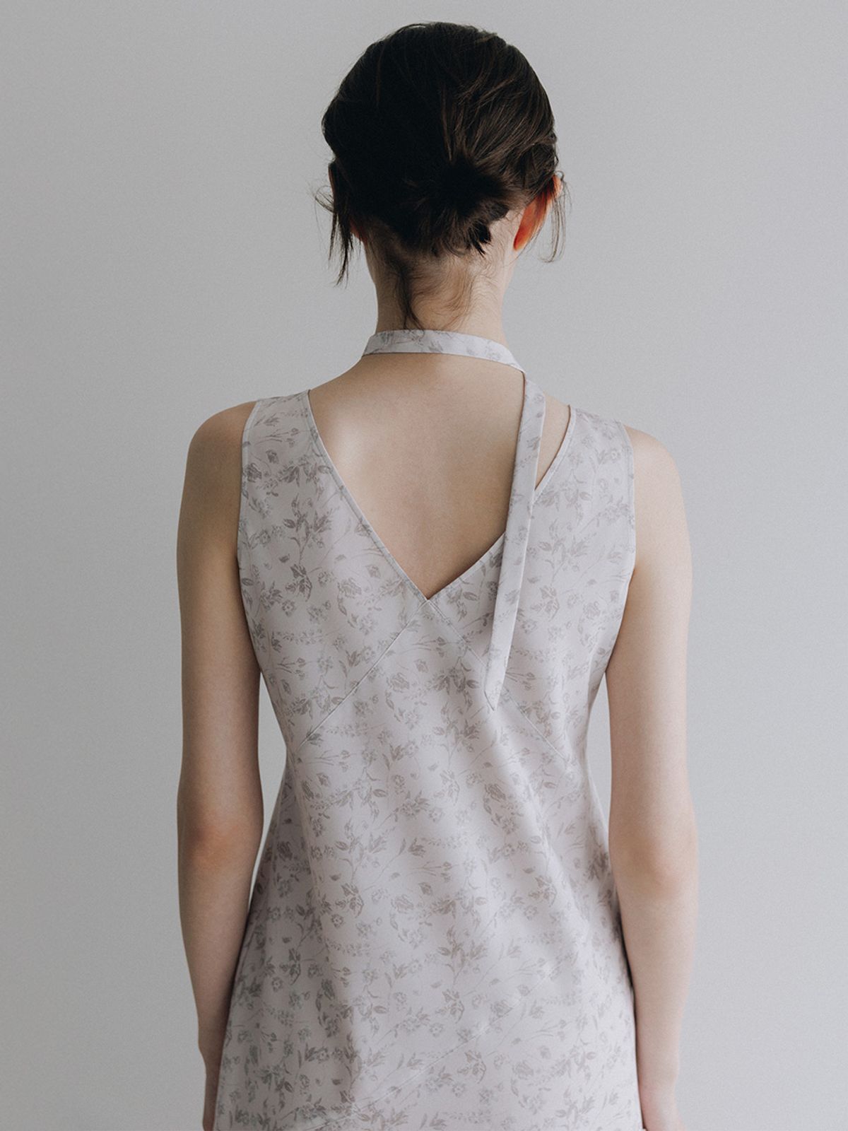 루에브르(LOEUVRE) Slim Tie Flower Pattern Sleeveless Dress SW6MO795-71