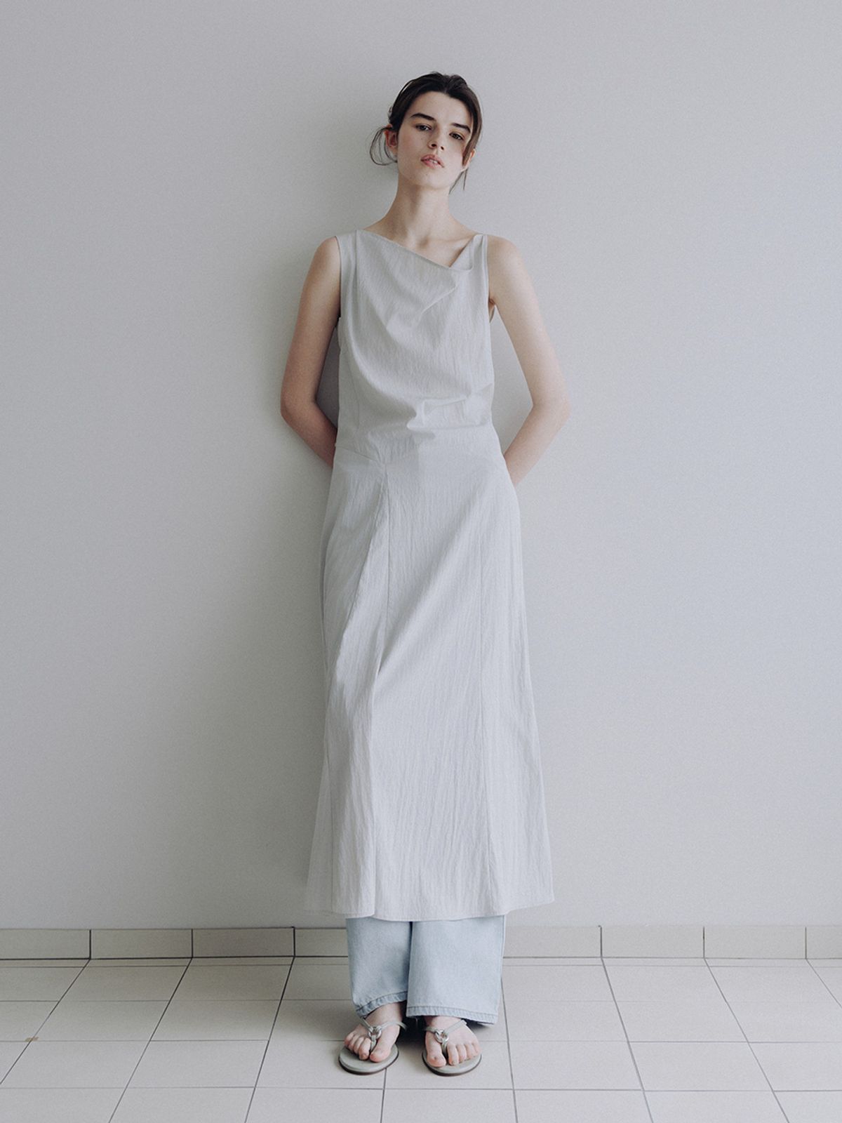 루에브르(LOEUVRE) Asymmetric Cowl Sleeveless Solid Dress SW6MO793-12