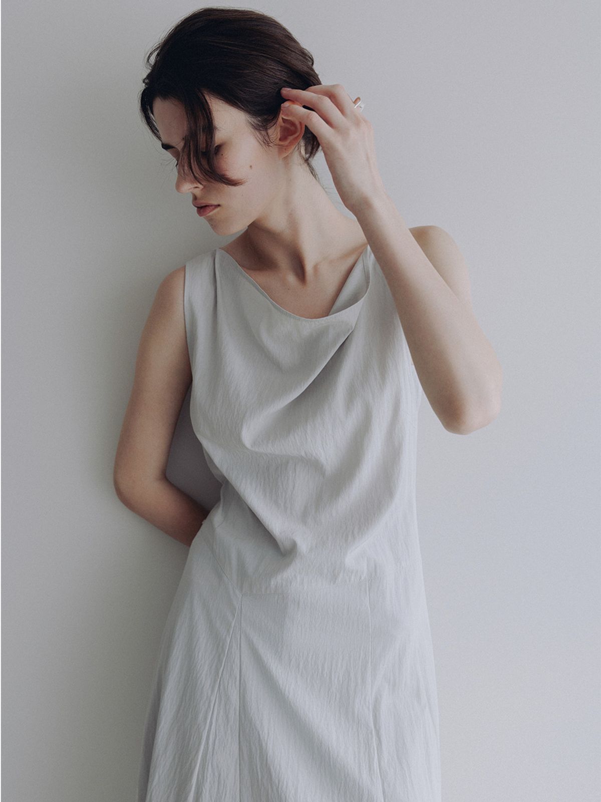 루에브르(LOEUVRE) Asymmetric Cowl Sleeveless Solid Dress SW6MO793-12