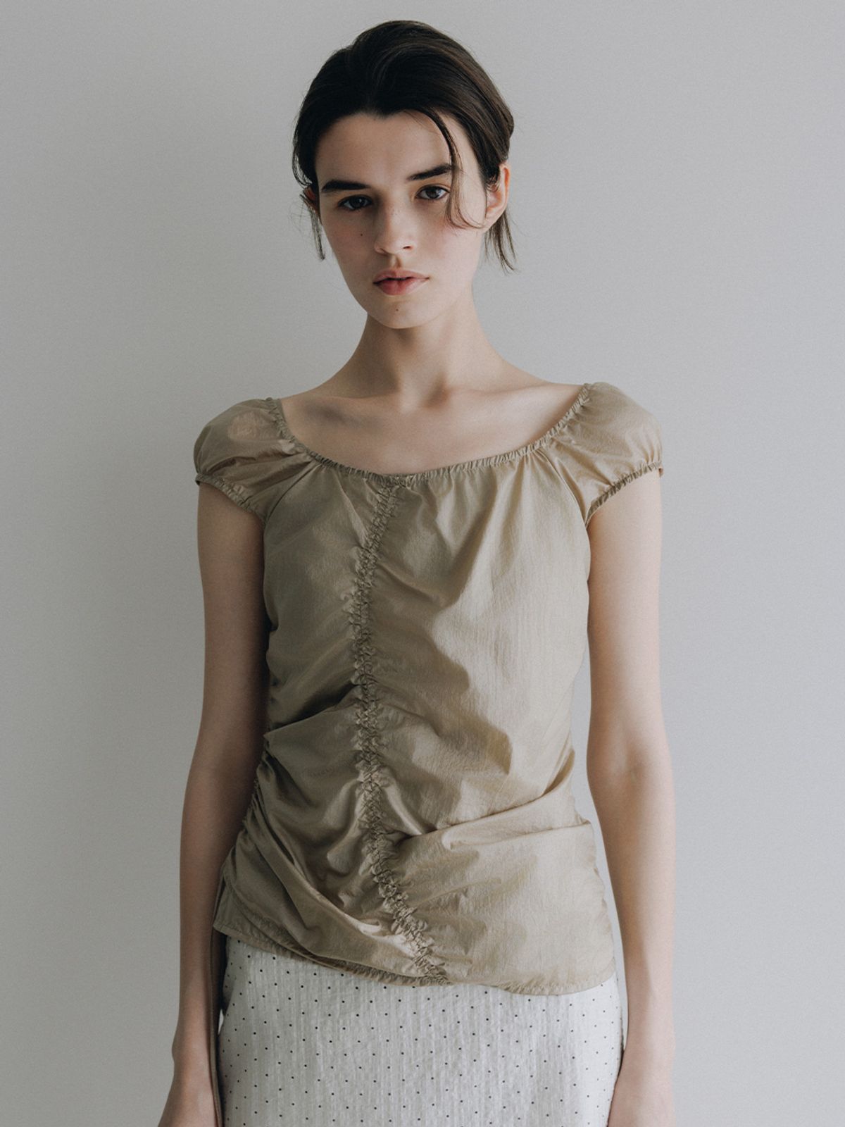 루에브르(LOEUVRE) Asymmetric Shirring Off-Shoulder Top SW6MB728_2color
