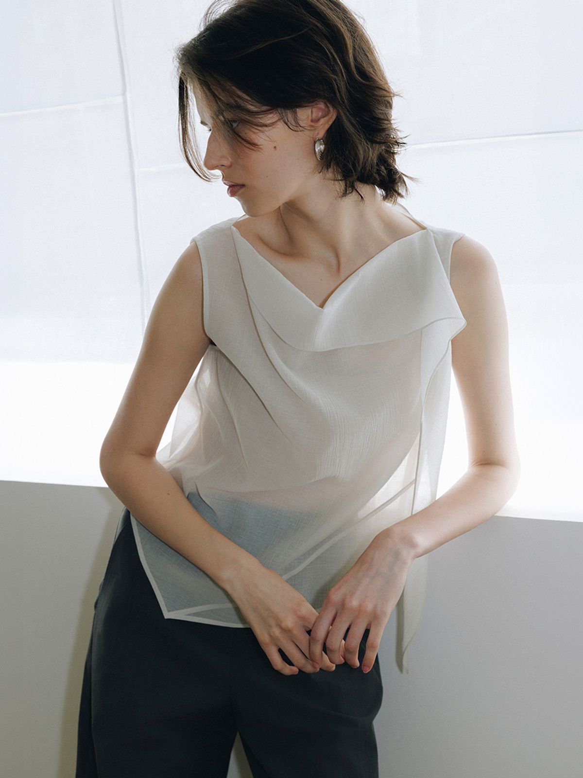 루에브르(LOEUVRE) Drop-Tie Cowl-Neck Sleeveless Blouse SW6MB731_2color