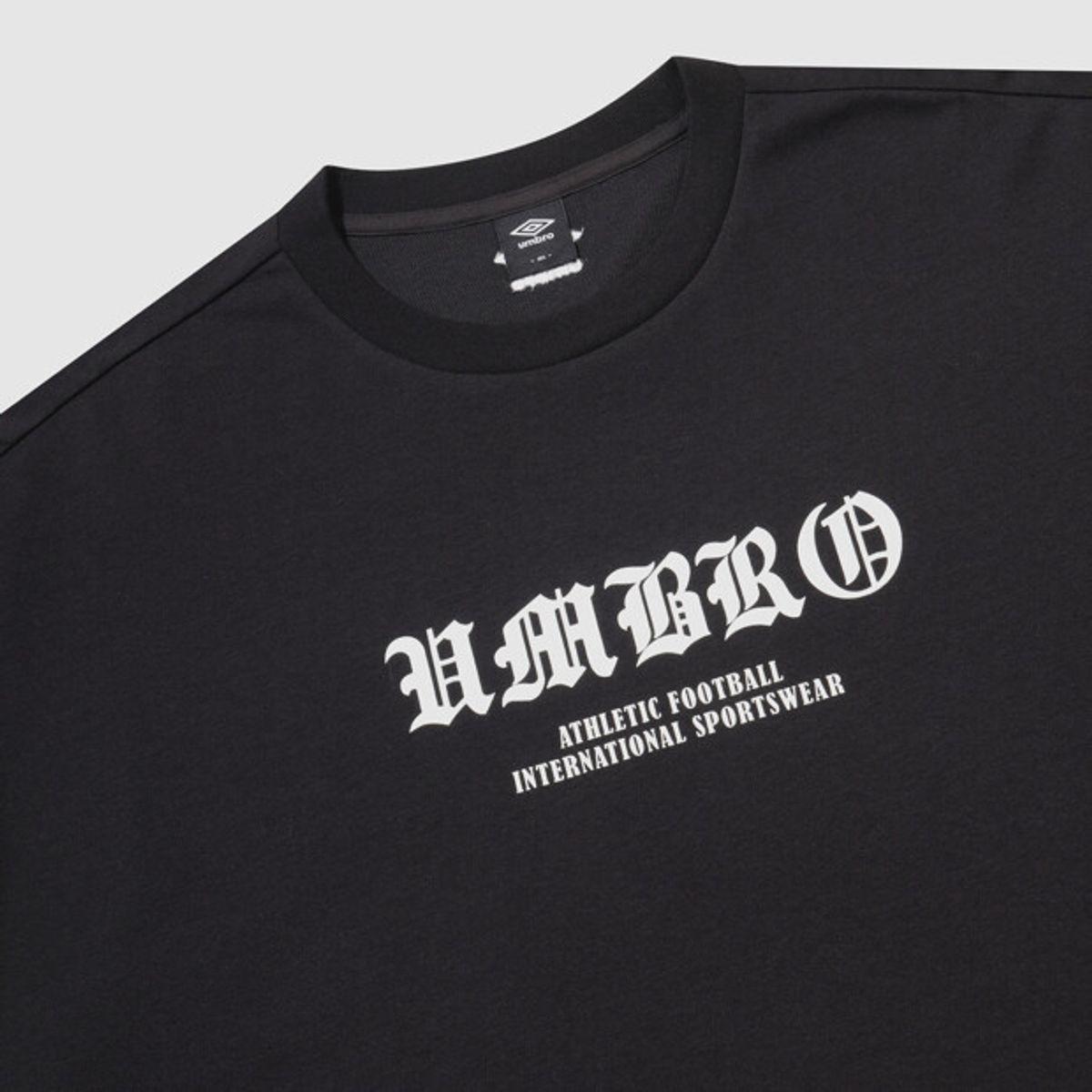 엄브로(UMBRO) 90 타이포 맥스핏 그래픽 반팔 티셔츠 블랙 UR321CRS75