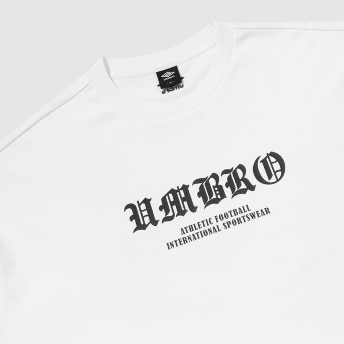 엄브로(UMBRO) 90 타이포 맥스핏 그래픽 반팔 티셔츠 화이트 UR321CRS75