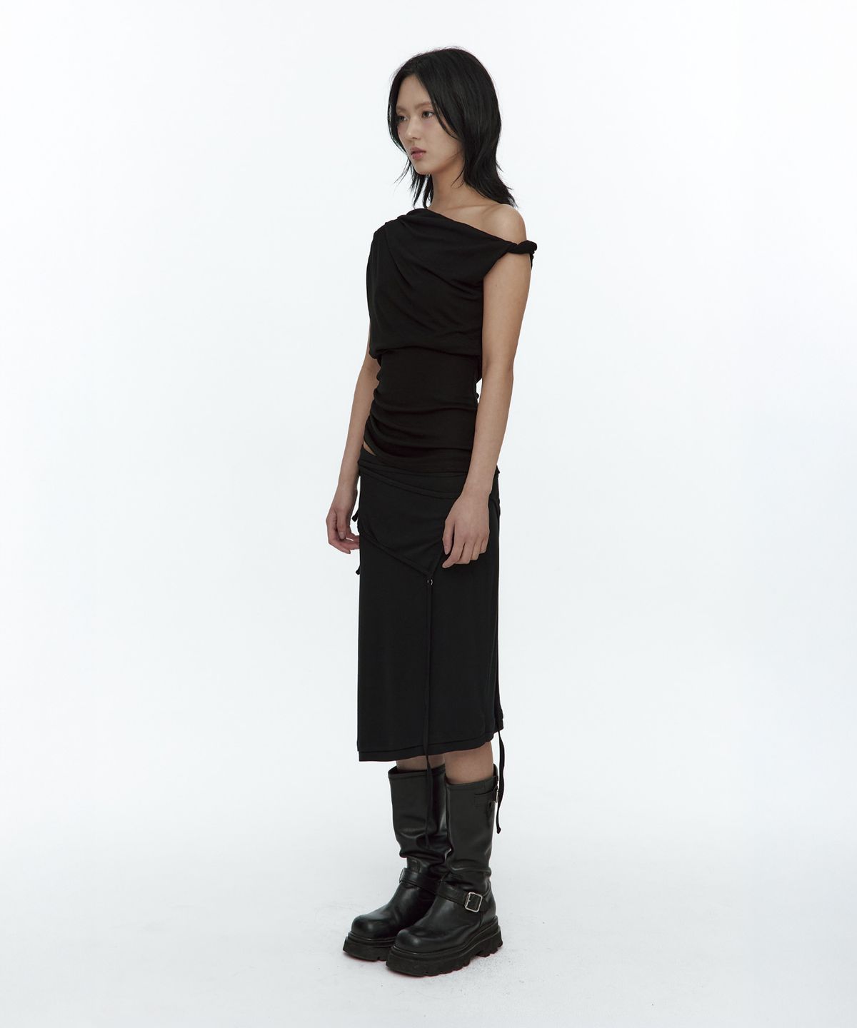 러프넥(ROUGHNECK) Asymmetric Panel Skirt Black