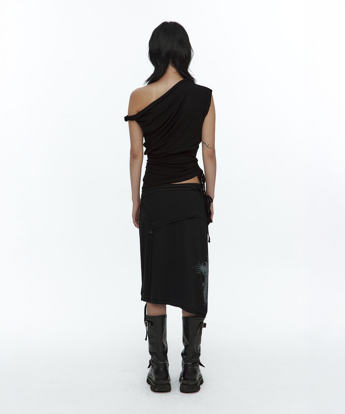 러프넥(ROUGHNECK) Asymmetric Panel Skirt Black