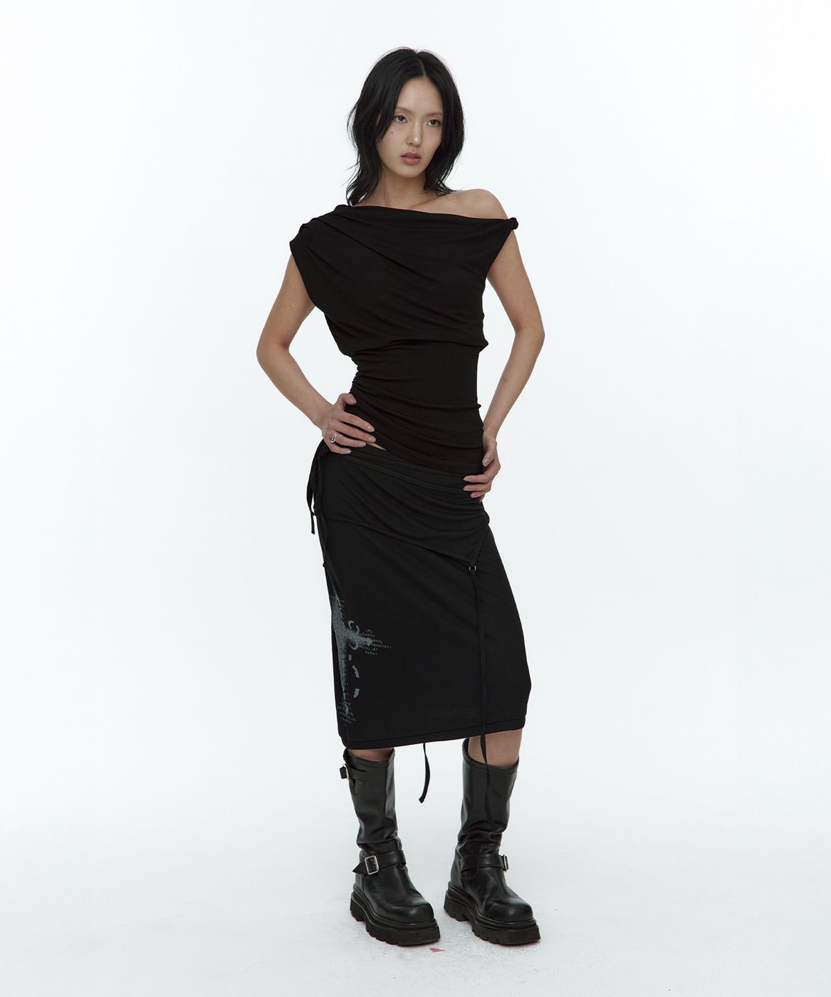 러프넥(ROUGHNECK) Asymmetric Panel Skirt Black