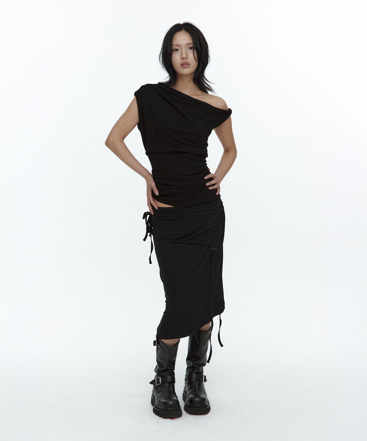 러프넥(ROUGHNECK) Asymmetric Panel Skirt Black