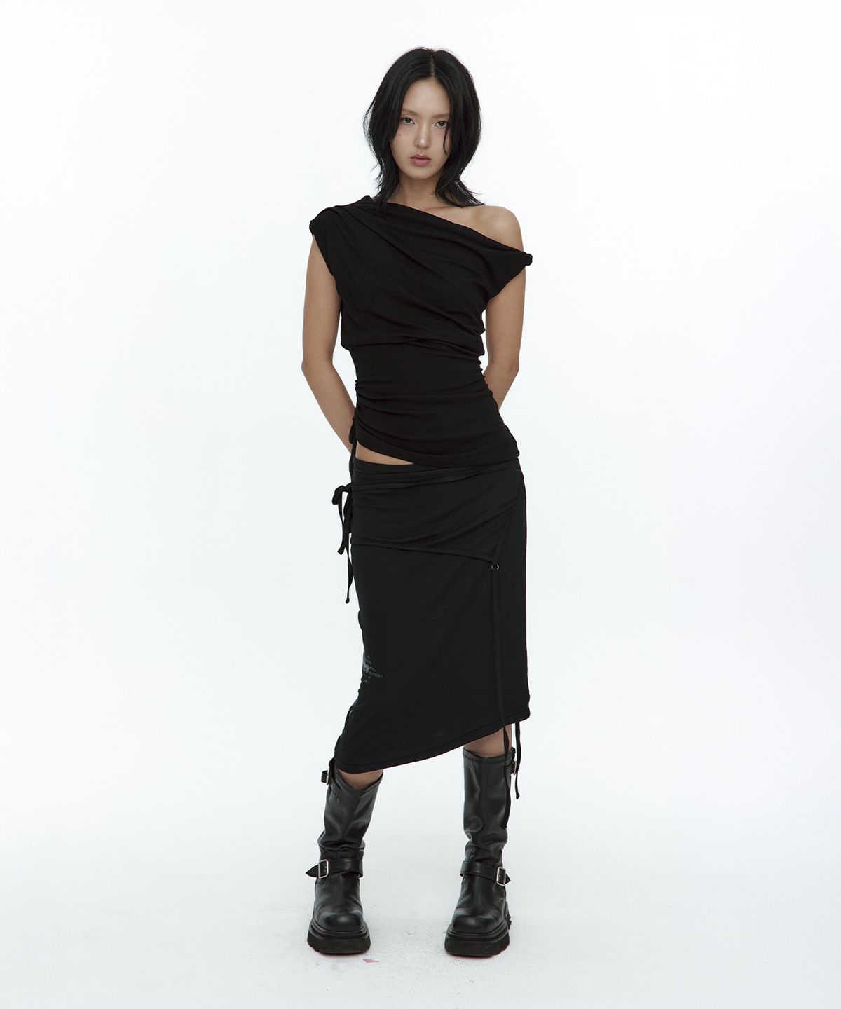 러프넥(ROUGHNECK) Asymmetric Panel Skirt Black