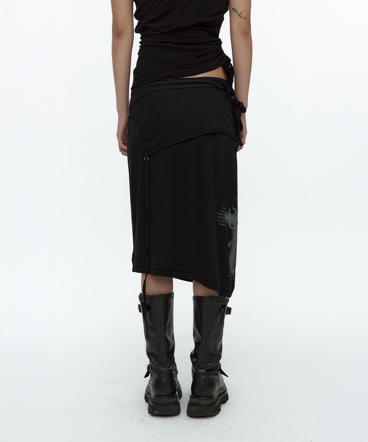 러프넥(ROUGHNECK) Asymmetric Panel Skirt Black
