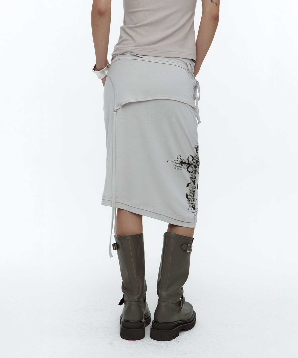 러프넥(ROUGHNECK) Asymmetric Panel Skirt Fog