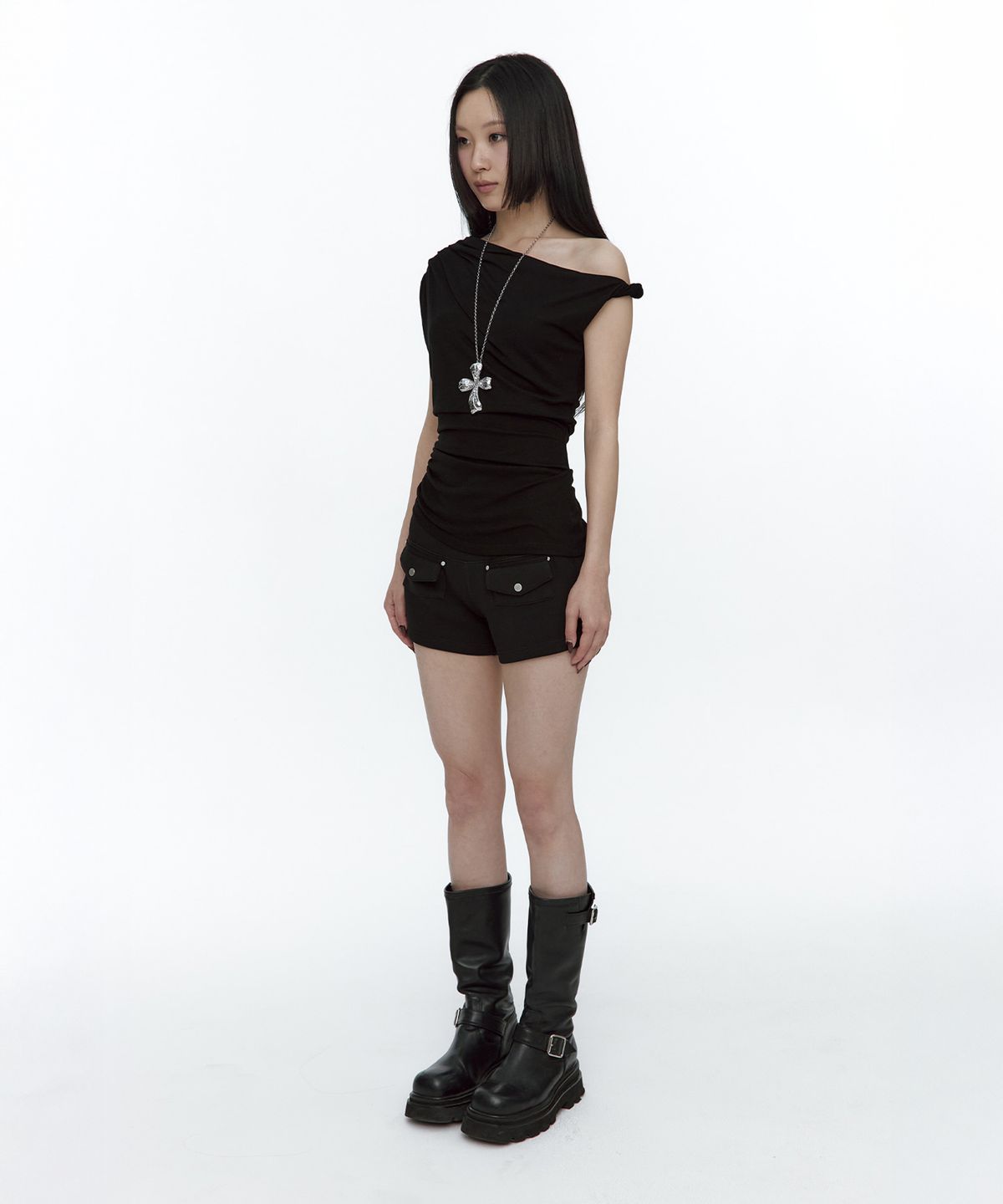 러프넥(ROUGHNECK) Twist Strap Shirring Top Black