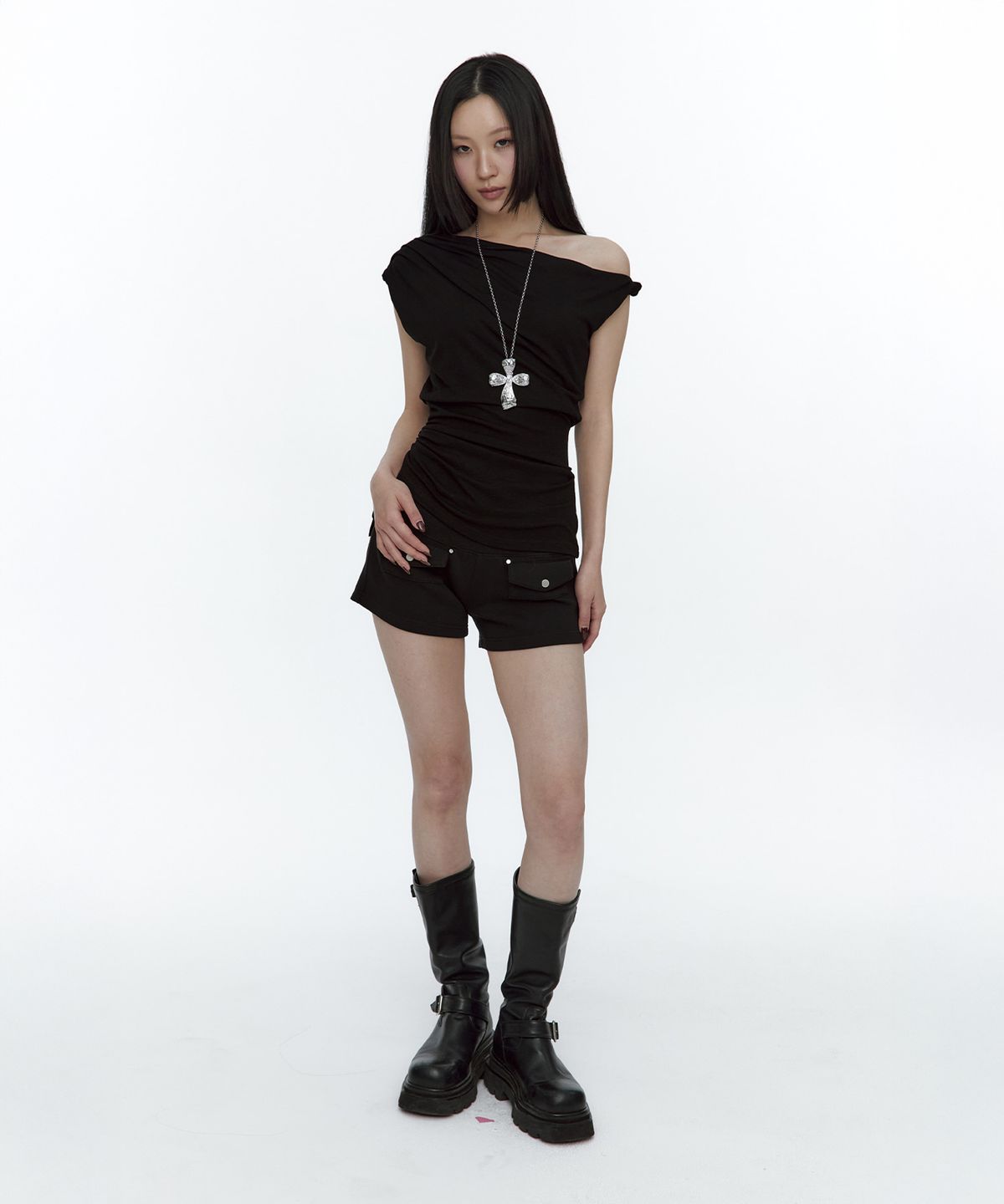 러프넥(ROUGHNECK) Twist Strap Shirring Top Black