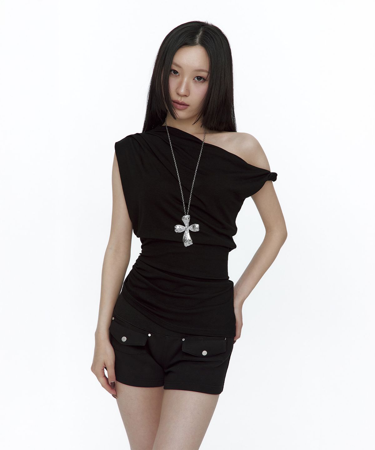러프넥(ROUGHNECK) Twist Strap Shirring Top Black