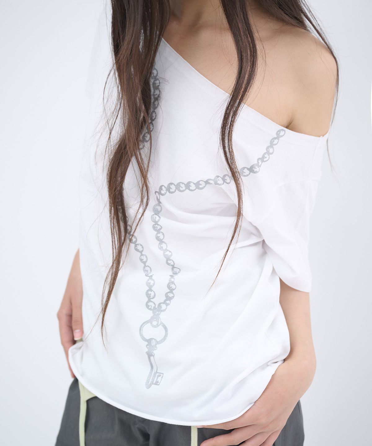 잇자바이브(ITZAVIBE) GLITTER KEY OFF SHOULDER - WHITE
