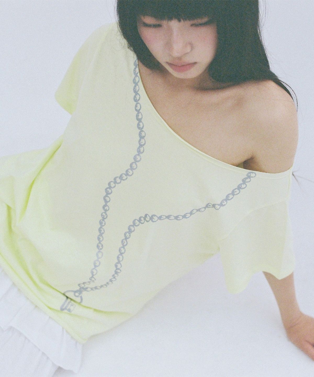 잇자바이브(ITZAVIBE) GLITTER KEY OFF SHOULDER - YELLOW