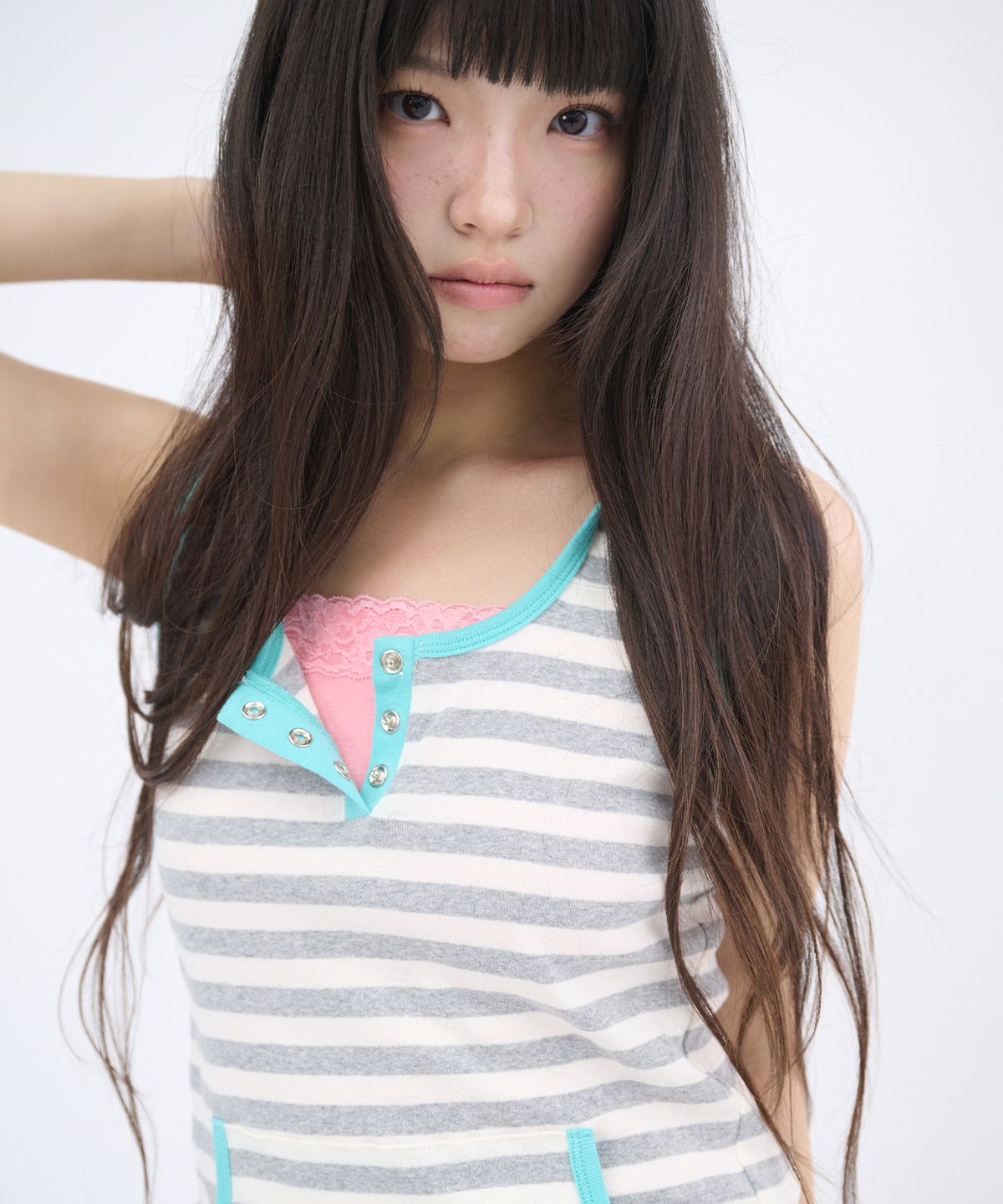잇자바이브(ITZAVIBE) STRIPE HENLEY HOOD SLEEVELESS - GRAY