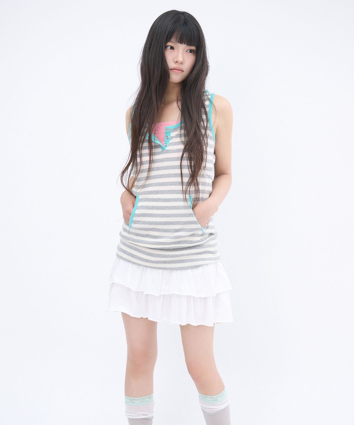 잇자바이브(ITZAVIBE) STRIPE HENLEY HOOD SLEEVELESS - GRAY